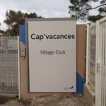 Enseigne murale – Village Club