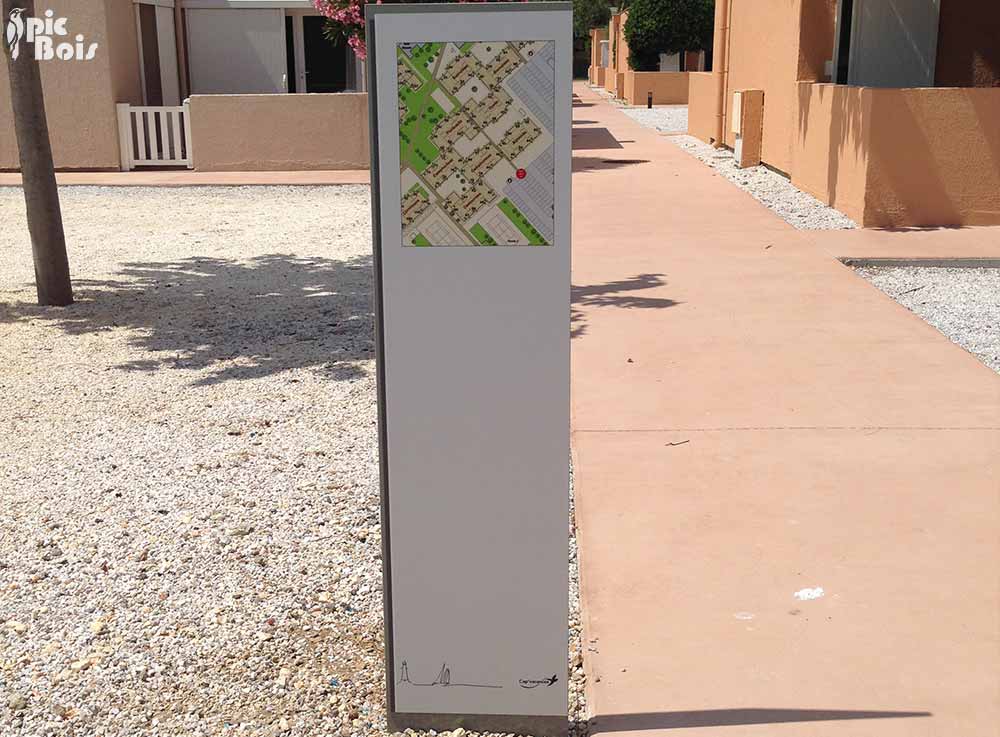 Signalétique touristique - Totem - Plan village vacances - Fabrication PIC BOIS