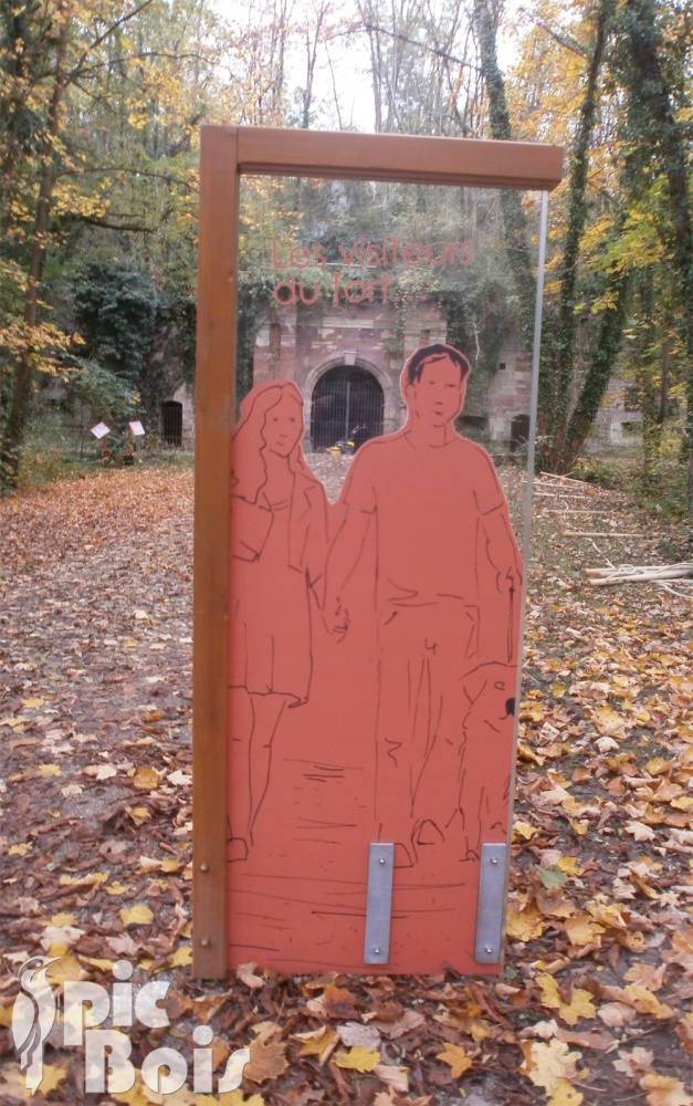 Signalétique touristique - Totem - Les visiteurs du fort - Fabrication PIC BOIS