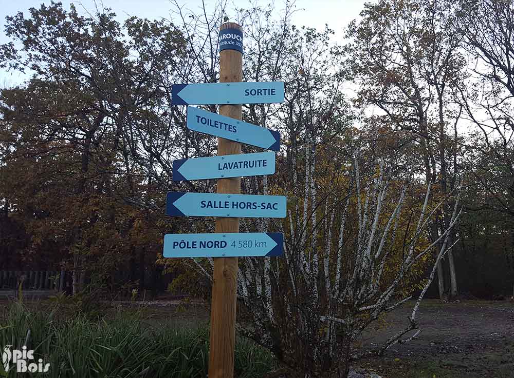 Signalétique touristique - Directionnel sentier - Marquage vinyle - Fabrication PIC BOIS