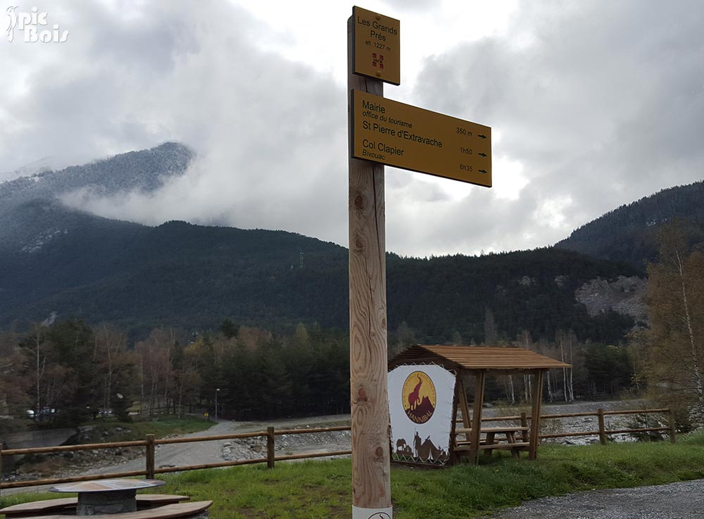 Signalétique touristique - Directionnel sentier - Espace Hannibal - Fabrication PIC BOIS