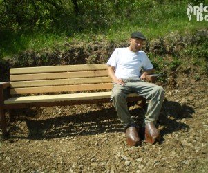 73-combe-de-savoie-bancs-mise-en-scene-du-banc-avec-des-chaussures-fixes.jpg Signalétique touristique - Banc - Avec chaussures fixes - Fabrication PIC BOIS