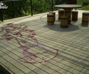 73-combe-de-savoie-tables-jeu-table-sur-le-theme-du-vin-avec-marelle.jpg Signalétique touristique - Table de jeu - Table thématique - Fabrication PIC BOIS