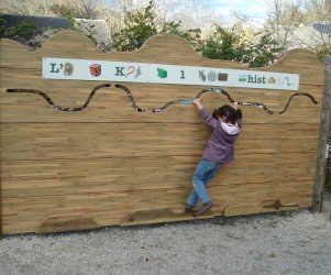 Signalétique touristique - Jeu ludo-sportif - Rebus sur traversée - Fabrication PIC BOIS