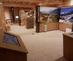 Signalétique touristique - Caisson - Scénographie laitière - Fabrication PIC BOIS