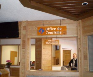 Signalétique touristique - Enseigne murale - Retrait des forfaits - Fabrication PIC BOIS