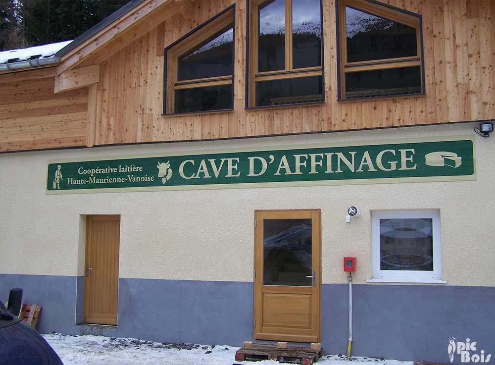 Signalétique touristique - Enseigne murale - Cave d'affinage - Fabrication PIC BOIS