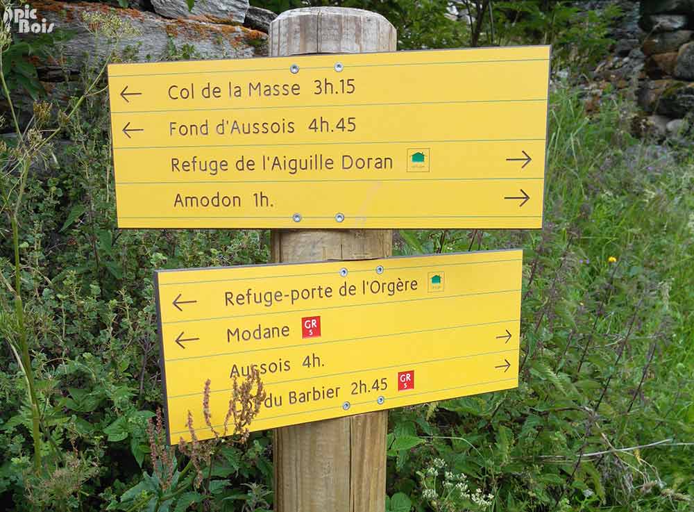 Signalétique touristique - Directionnel sentier - GR 5 - Fabrication PIC BOIS
