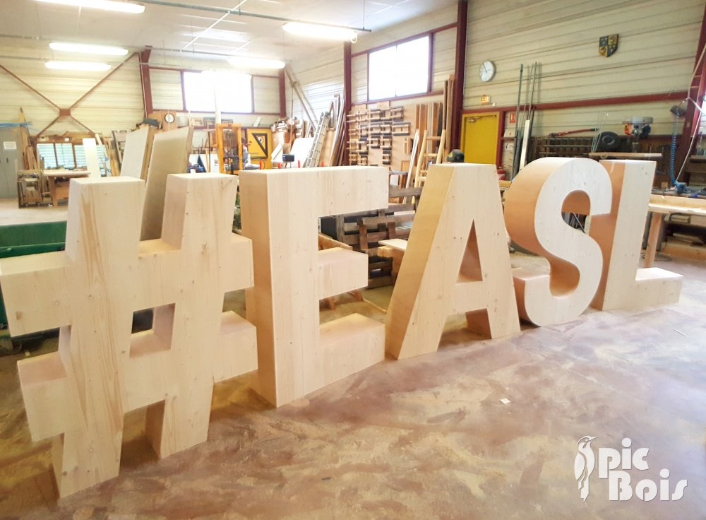 Signalétique touristique - Enseigne - Hashtag lettres découpées - Fabrication PIC BOIS