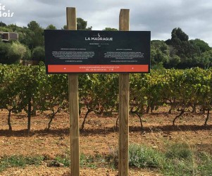 83-domaine-de-la-madrague-la-cro-enseignes-au-sol-enseigne-sur-poteaux.jpg Signalétique touristique - Enseigne - Accueil domaine - Fabrication PIC BOIS