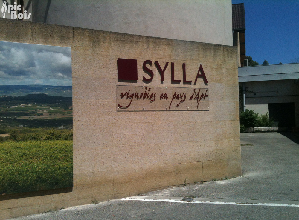 Signalétique touristique - Enseigne murale - Vignoble Sylla - Fabrication PIC BOIS