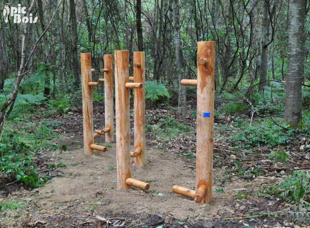 Signalétique touristique - Jeu ludo-sportif - Echasses - Fabrication PIC BOIS