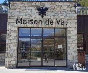 Signalétique touristique - Enseigne murale - Maison de Val - Fabrication PIC BOIS