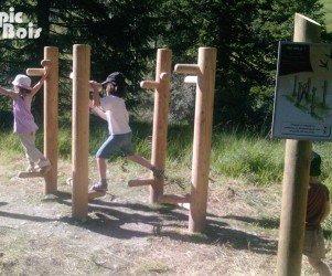 Signalétique touristique - Jeu ludo-sportif - Jeu d'échasses - Fabrication PIC BOIS