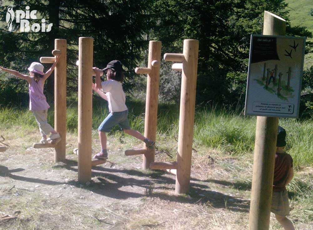 Signalétique touristique - Jeu ludo-sportif - Jeu d'échasses - Fabrication PIC BOIS