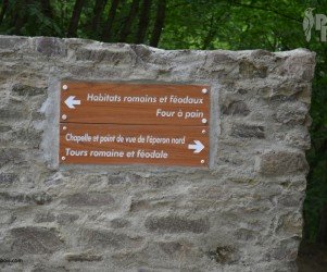 Signalétique touristique - Directionnel piéton - Fixation au mur - Fabrication PIC BOIS