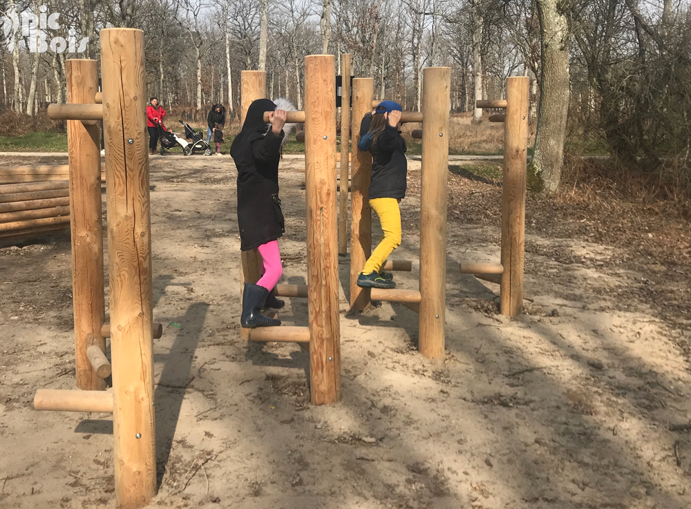 Signalétique touristique - Jeu ludo-sportif - Les échasses - Fabrication PIC BOIS