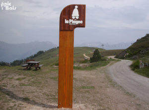 Signalétique touristique - Totem - La Plagne - Fabrication PIC BOIS