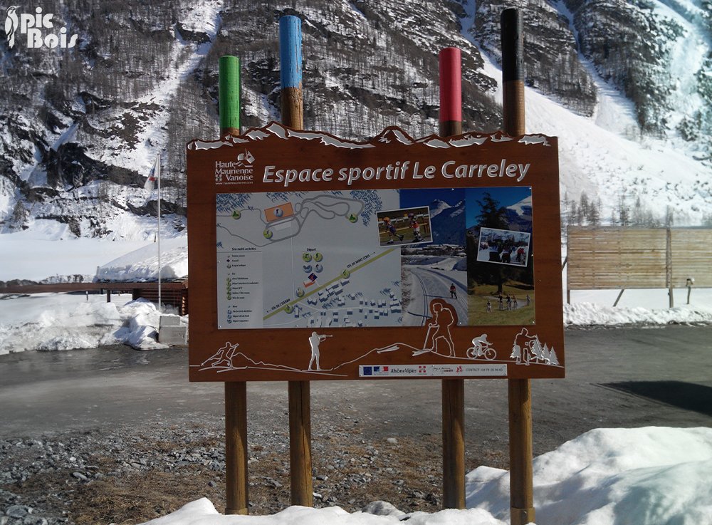 Signalétique touristique - Panneau d'information - Poteaux colorés - Fabrication PIC BOIS