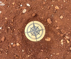 picbois – Balisage – Clou boussole 04-Quinson Signalétique touristique - Balisage - Clou boussole - Fabrication PIC BOIS