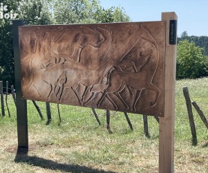 Signalétique touristique - Mobilier d'exposition - Gravures chevaux - Fabrication PIC BOIS