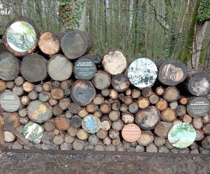 Signalétique touristique - Plaque thématique - Fixation sur buche - Fabrication PIC BOIS