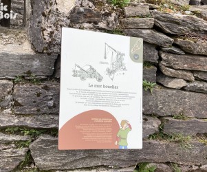 picbois – Plaque thématique – Le mur bouclier 12-Valon Signalétique touristique - Plaque thématique - Le mur bouclier - Fabrication PIC BOIS