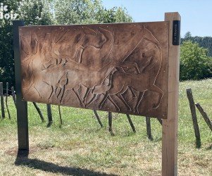 Signalétique touristique - Mobilier d'exposition - Gravures chevaux - Fabrication PIC BOIS