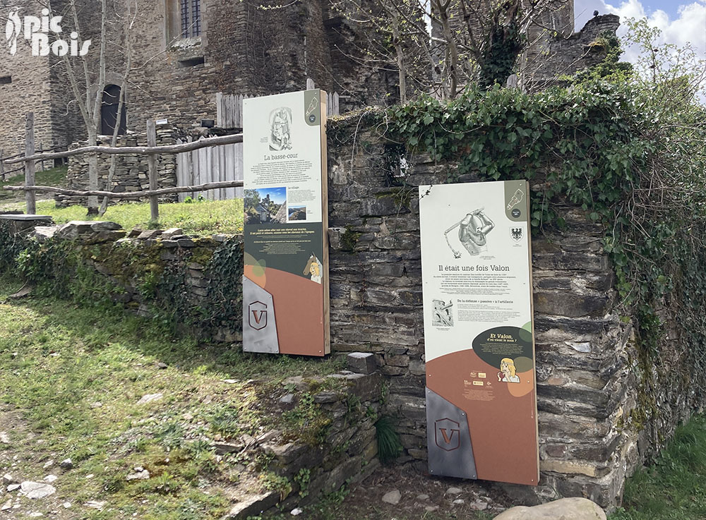 Signalétique touristique - Totem - Château de Valon - Fabrication PIC BOIS