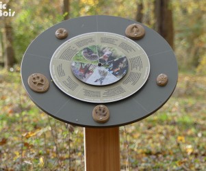 Signalétique touristique - Parcours sensoriel - Disque avec empreintes - Fabrication PIC BOIS