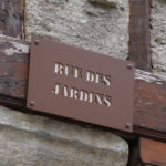 Plaque de rue – Découpe traversante