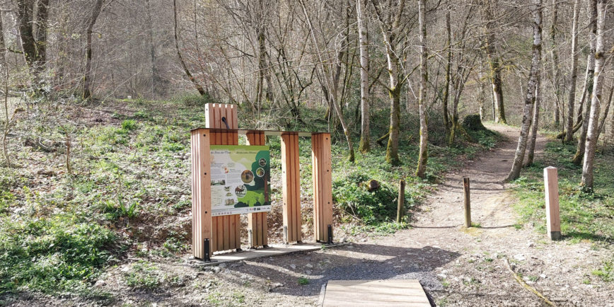 Signalétique touristique - Panneau d'information en claire-voie avec toit - Fabrication PIC BOIS