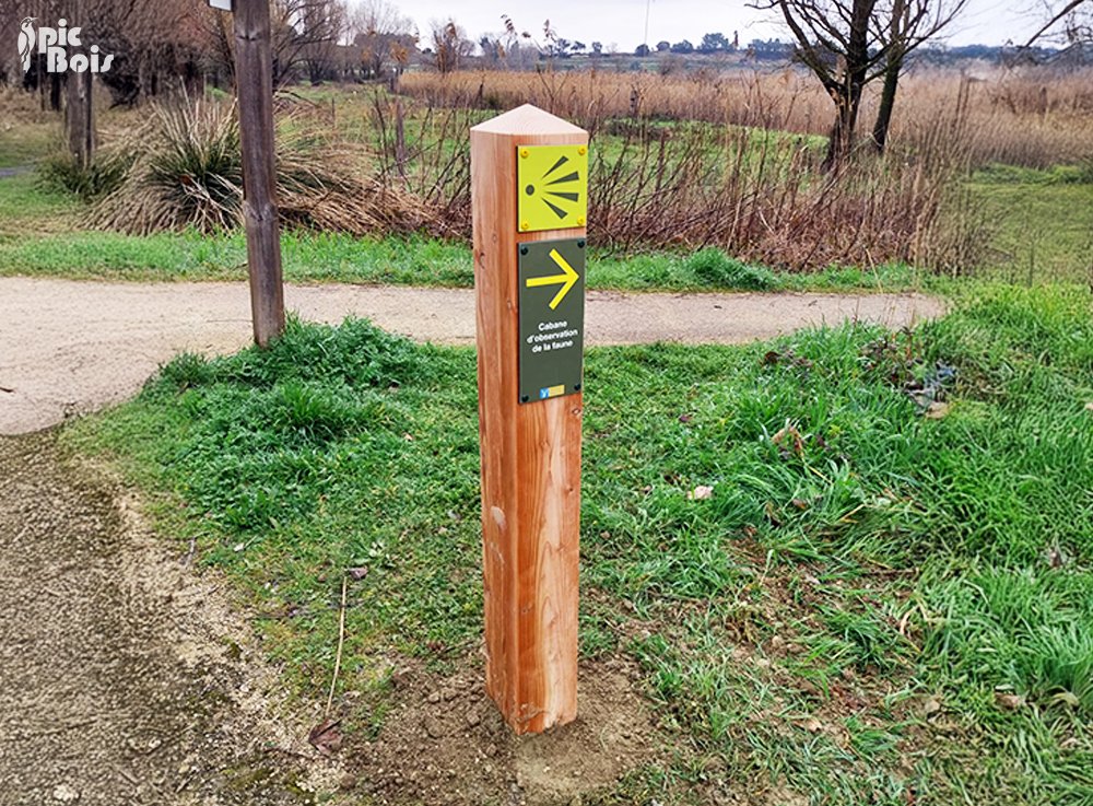 Signalétique touristique - Poteau directionnel sentiers - Fabrication PIC BOIS