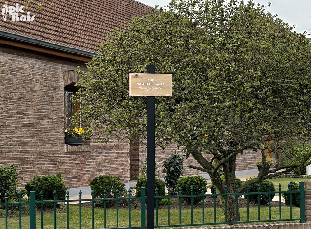 Signalétique touristique - Plaque de rue - Logo gravé coloré - Fabrication PIC BOIS