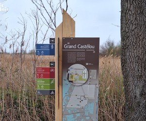 picbois – Totem – Directionnel drapeaux – 11 – Narbonne Signalétique touristique - Totem - Directionnel drapeaux - Fabrication PIC BOIS