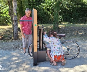 Signalétique touristique - Station de réparation autonome vélo - Fabrication PIC BOIS