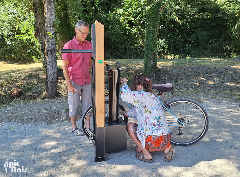 Signalétique touristique - Station de réparation autonome vélo - Fabrication PIC BOIS