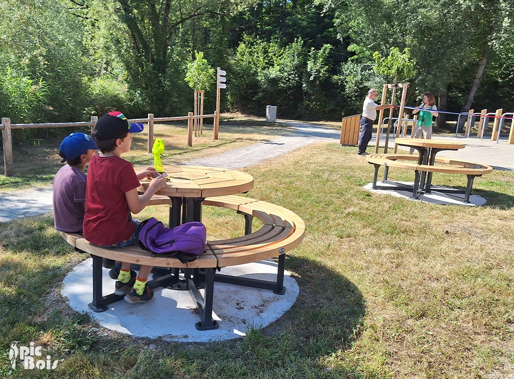 Signalétique touristique - tables-bancs ronds - Fabrication PIC BOIS