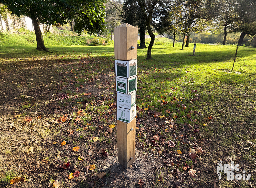 Signalétique touristique – Borne Questions-Réponses Verticale – Fabrication PIC BOIS