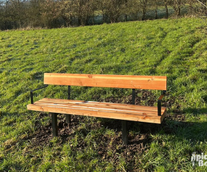 picbois – banc – 53 – St Pierre la Cour Signalétique touristique - Banc - accoudoirs métal - Fabrication PIC BOIS