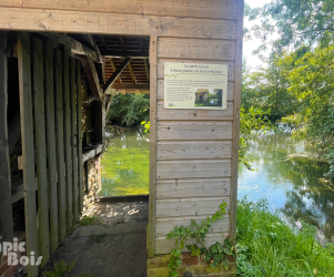 picbois – panneau lavoir – 28 – SAINT PREST Signalétique touristique - Plaque thématique - Le petit lavoir - Fabrication PIC BOIS