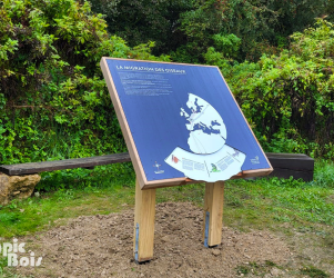 Signalétique touristique – Table de lecture - Les Migrations – Fabrication PIC BOIS
