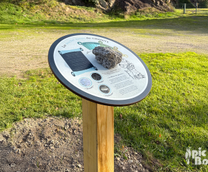 Signalétique touristique – Table circulaire « La roche mère de granite » – Fabrication PIC BOIS