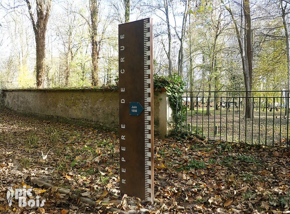 Signalétique touristique - Totem repère de crue - Fabrication PIC BOIS