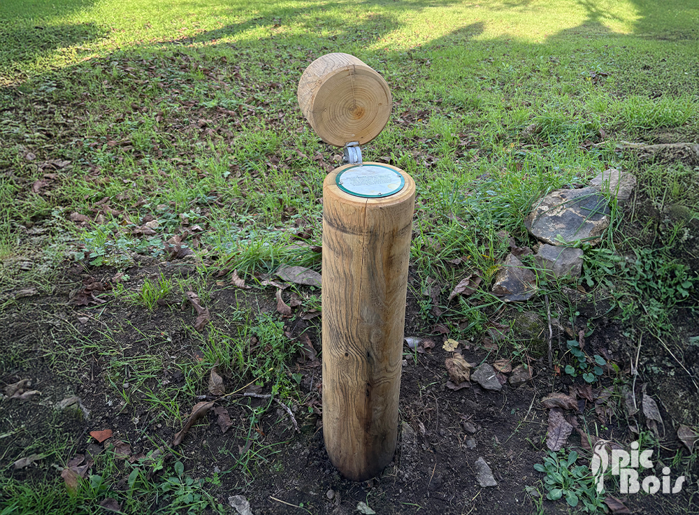 Signalétique touristique – Borne cylindrique interactive – Fabrication PIC BOIS