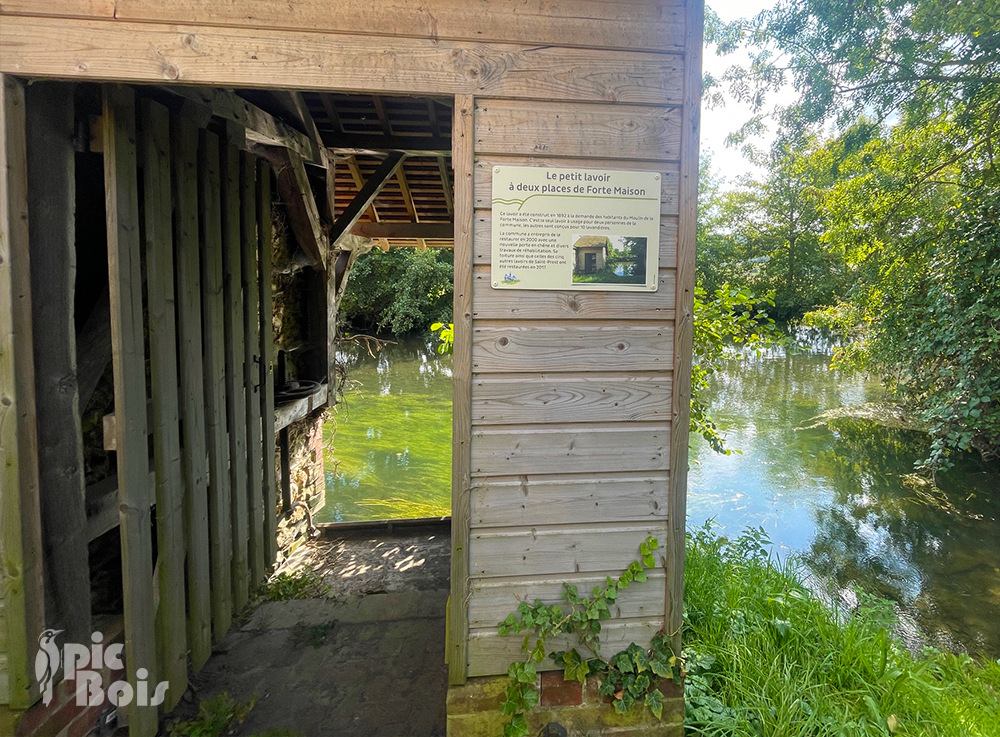 Signalétique touristique - Plaque thématique - Le petit lavoir - Fabrication PIC BOIS