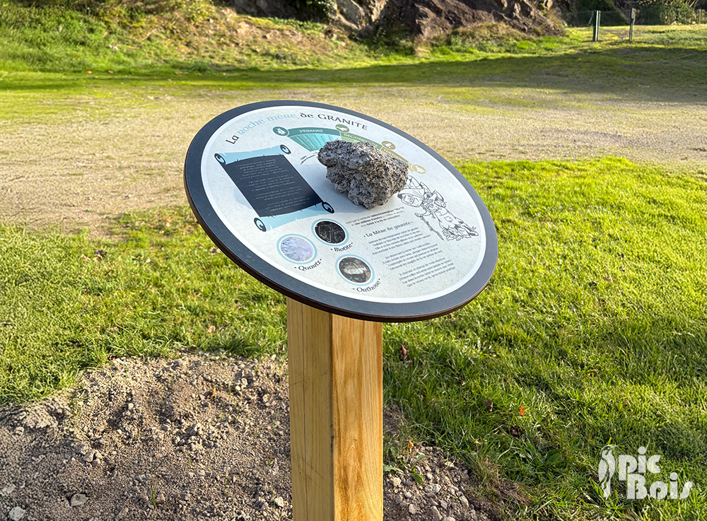 Signalétique touristique – Table circulaire « La roche mère de granite » – Fabrication PIC BOIS
