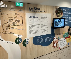 picbois-panneau-mural-le-bleu-de-Bonneval Signalétique touristique - Scénographie et muséographie - Le Bleu - Fabrication PIC BOIS