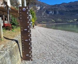 picbois – Totem – Repères de crues du lac 73-Chambéry Signalétique touristique - Totem - Repères de crues du lac - Fabrication PIC BOIS
