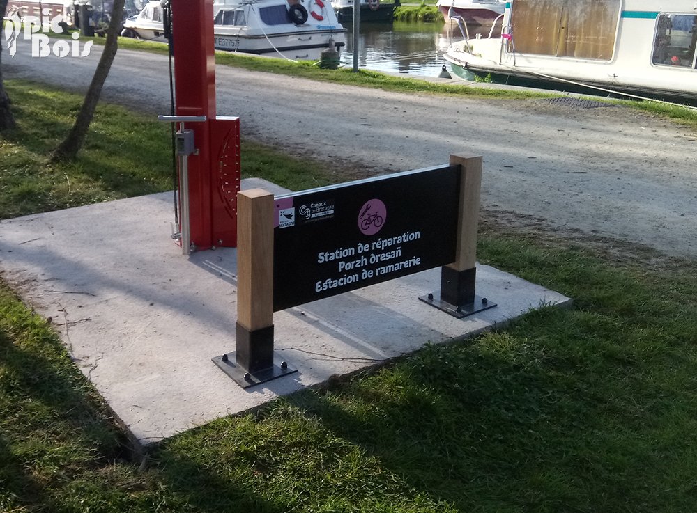 Signalétique touristique - Panneau d'information - Réparation vélo - Fabrication PIC BOIS